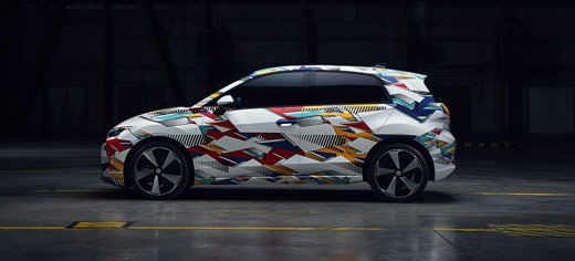 Seitliche Ansicht des ID. Polo in einer Halle vor schwarzem Hintergrund