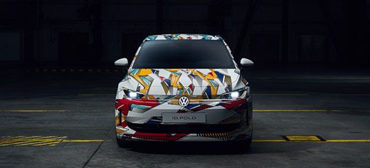 Frontale Ansicht des ID. Polo in einer Halle vor schwarzem Hintergrund