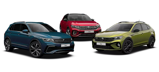 Drei VW Modelle, ein blauer, roter und grüner SUV stehen nebeneinander