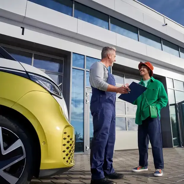 Mann und Serviceberater stehen vor ID. Buzz