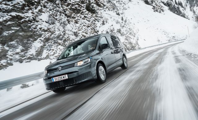 Caddy PKW auf Schneefahrbahn