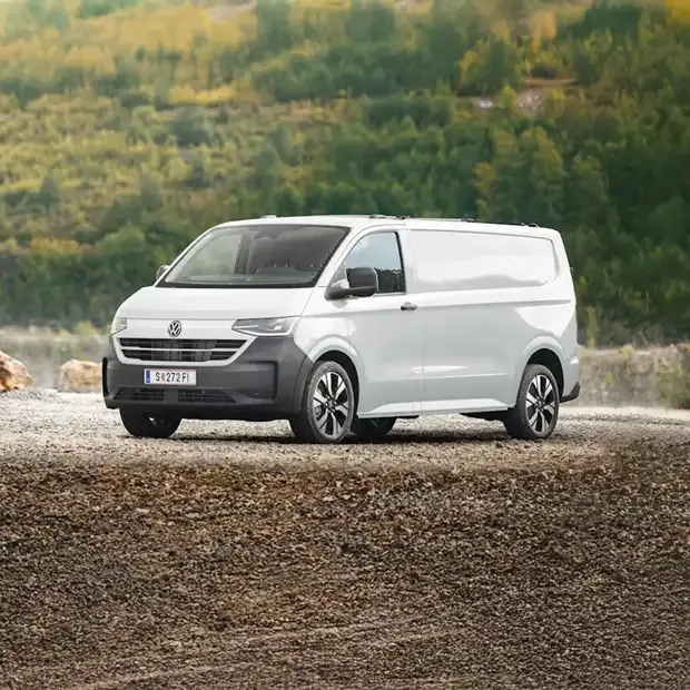 Weißer Transporter Kastenwagen auf Baustelle